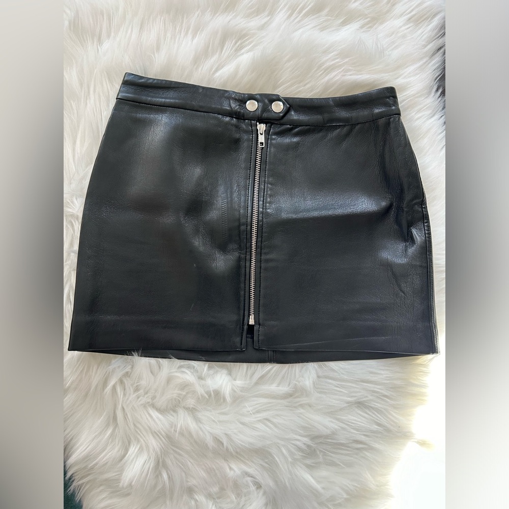 Aritzia/ Wilfred vegan leather A-line mini skirt